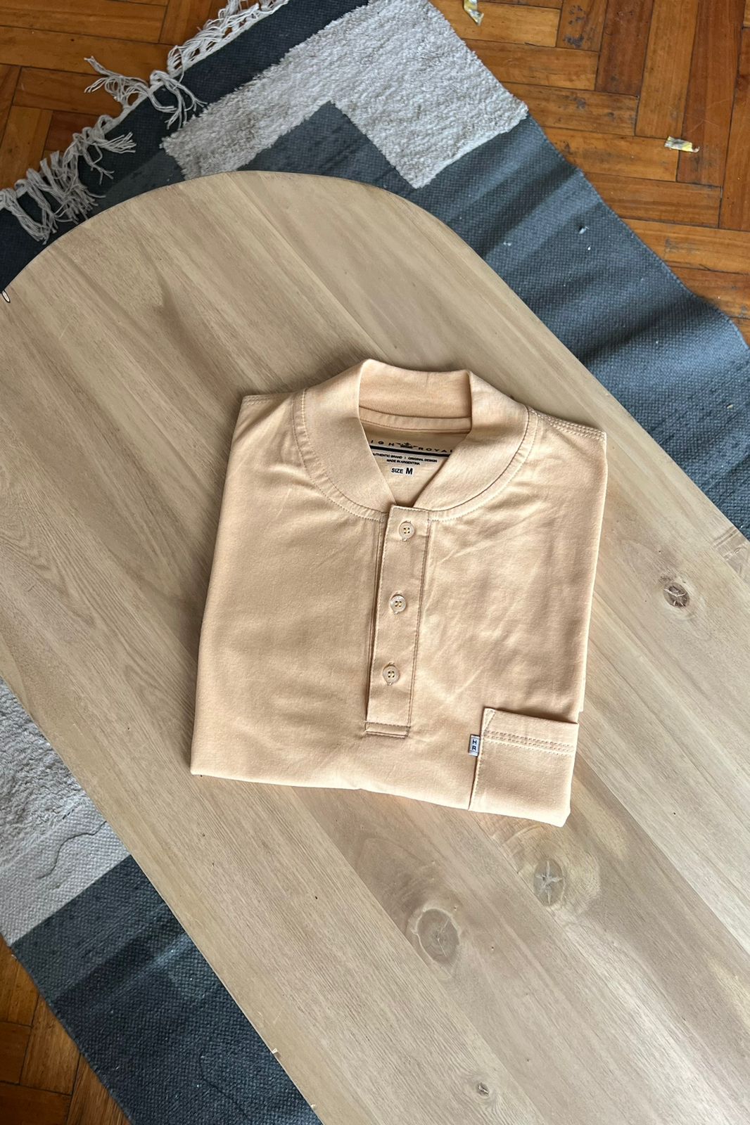 REMERA CUELLO MAO LISA