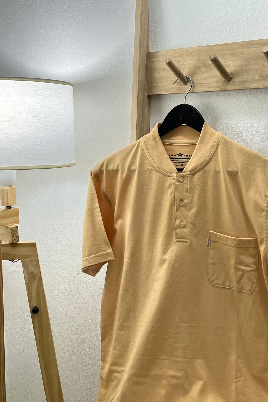 REMERA CUELLO MAO LISA