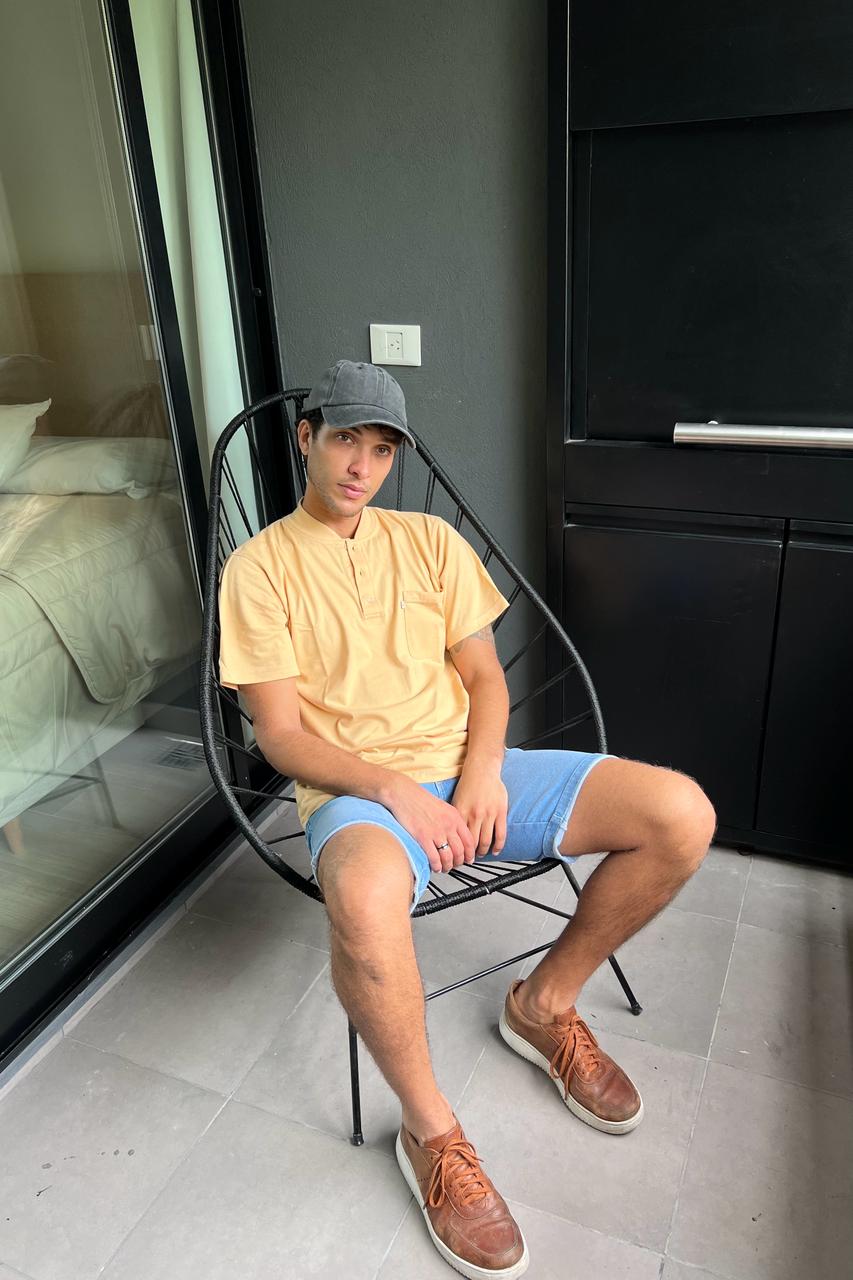 REMERA CUELLO MAO LISA