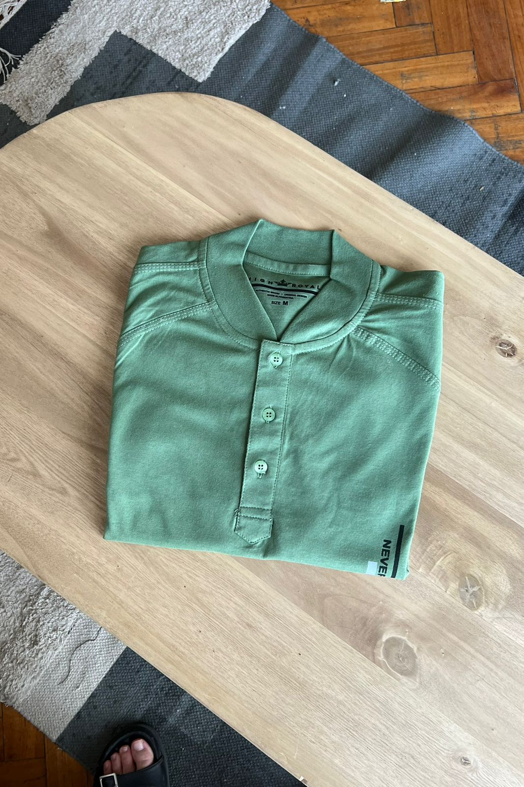 REMERA CUELLO MAO NEVER LOOK