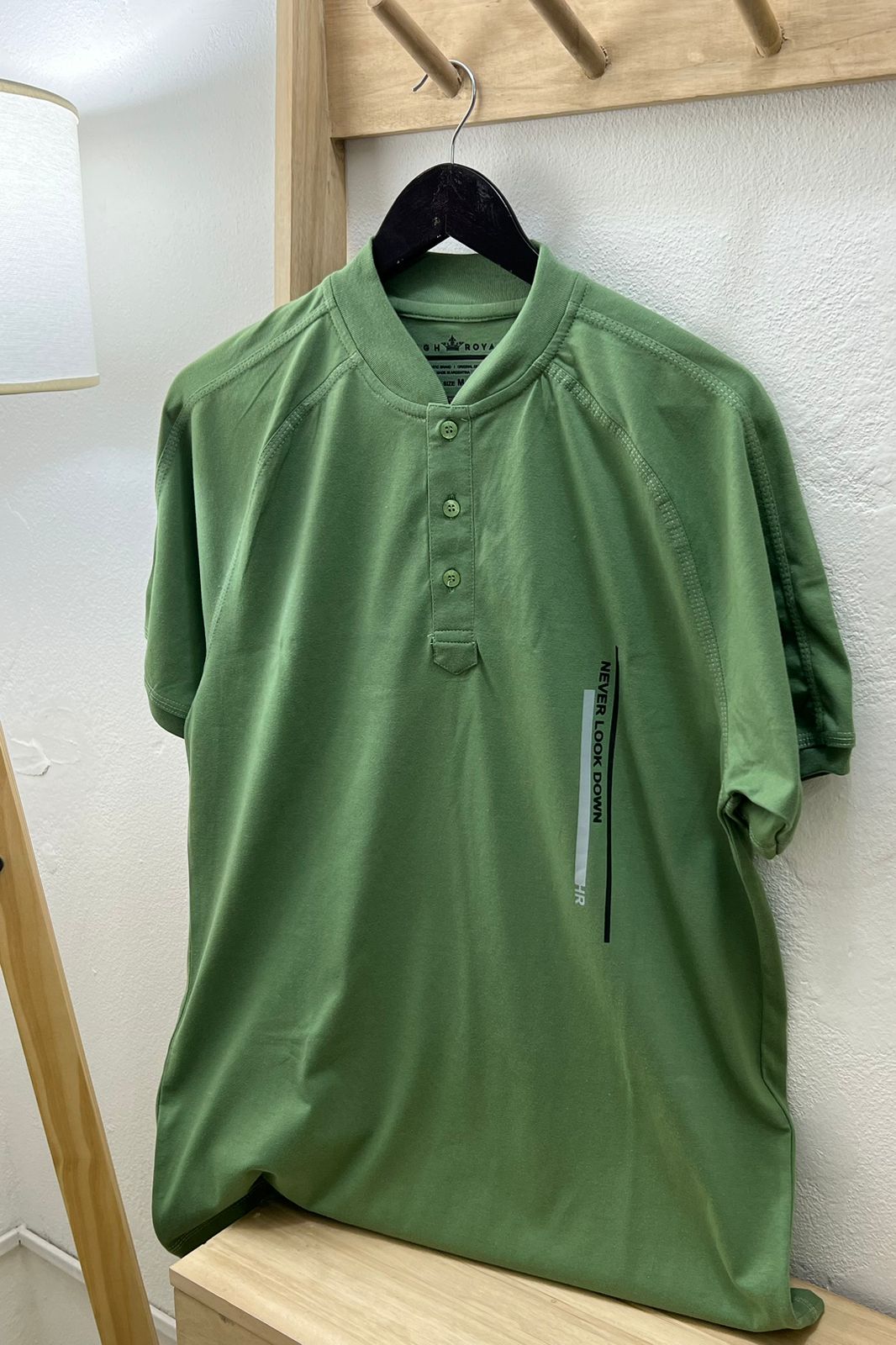 REMERA CUELLO MAO NEVER LOOK