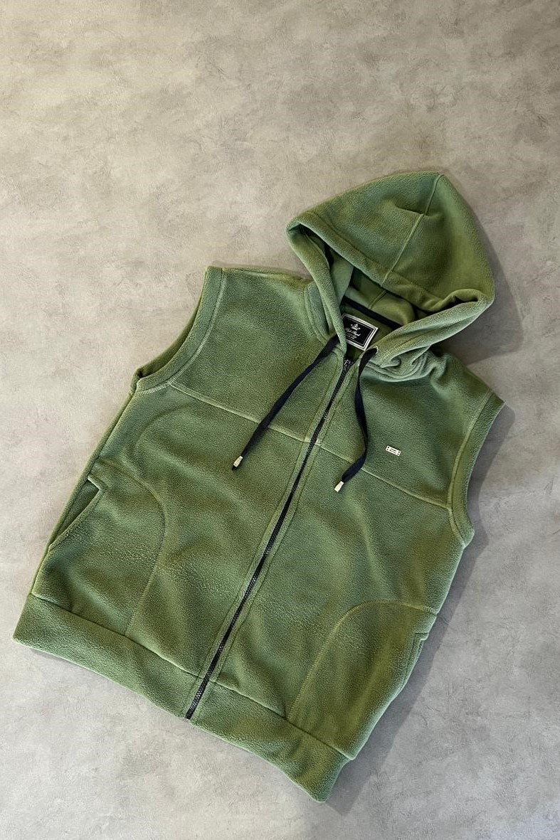 CHALECO POLAR CON CAPUCHA