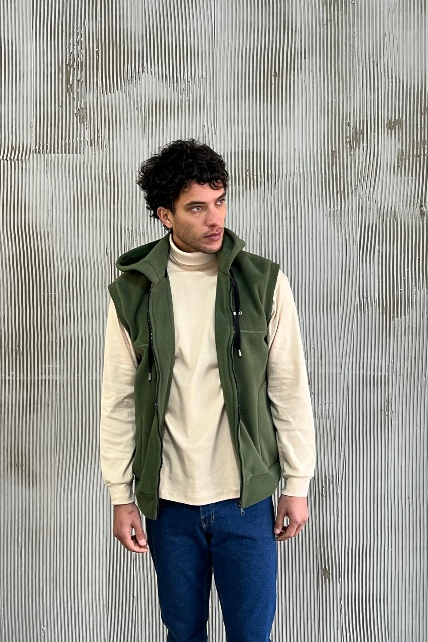 CHALECO POLAR CON CAPUCHA