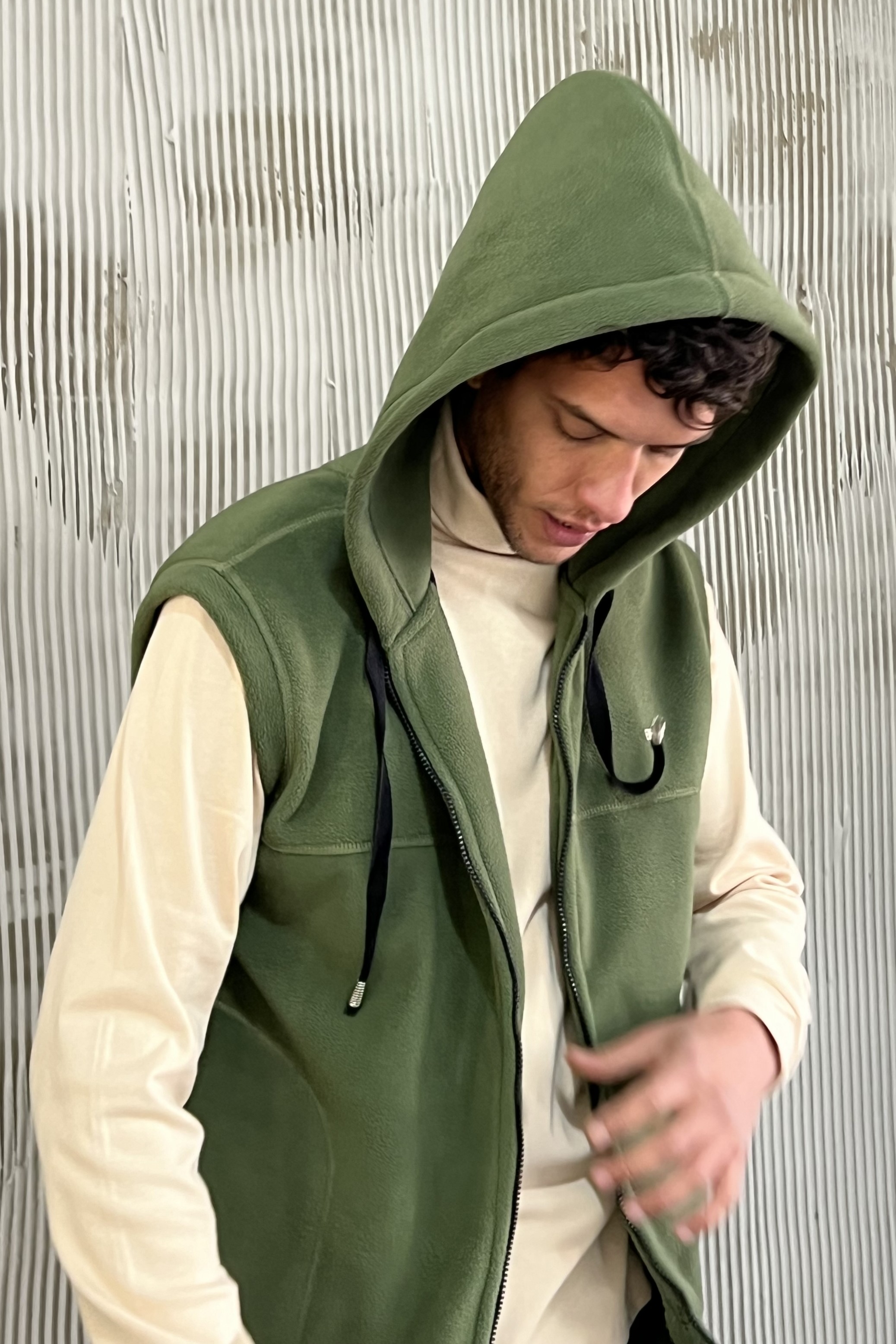 CHALECO POLAR CON CAPUCHA