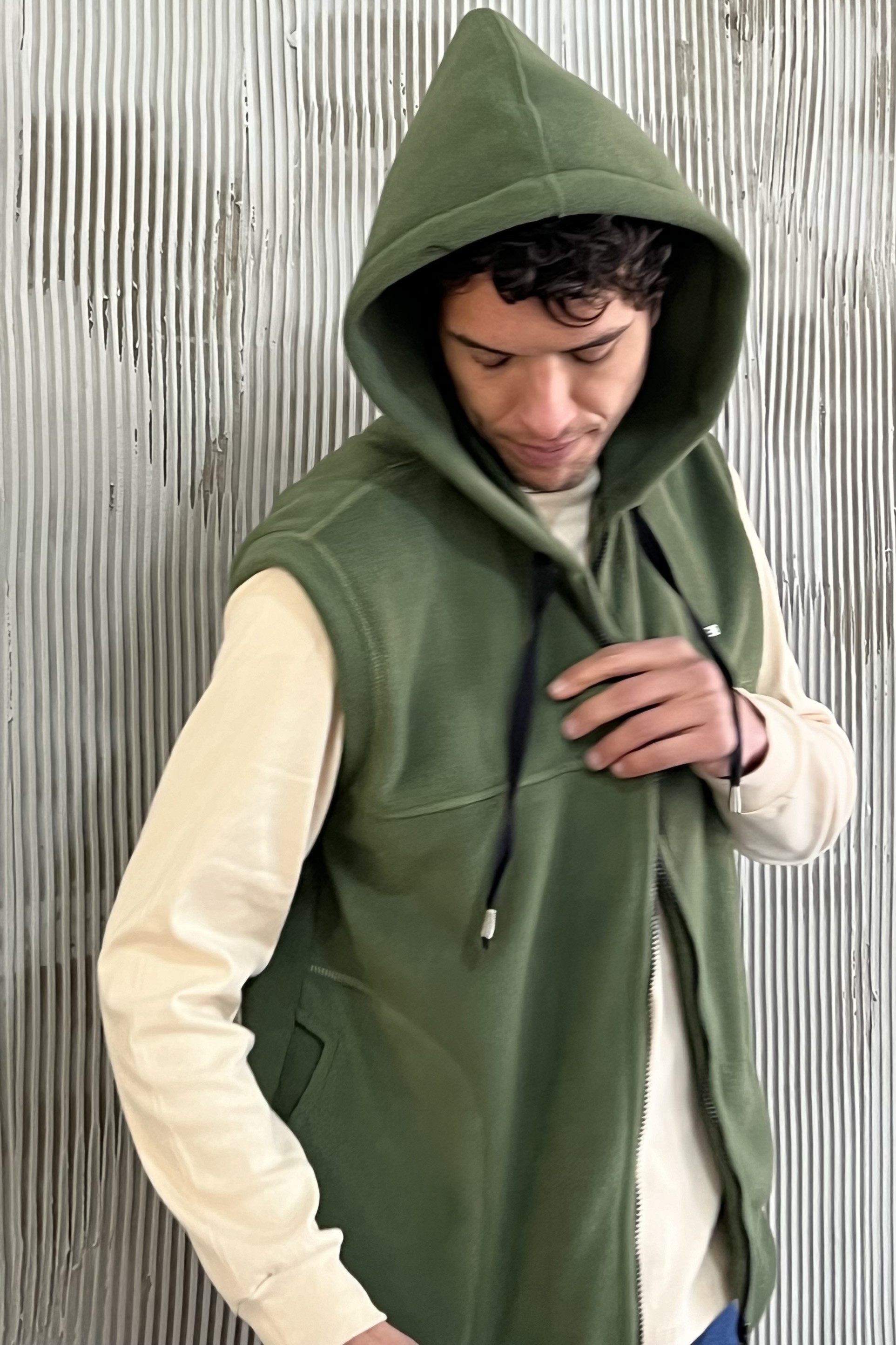 CHALECO POLAR CON CAPUCHA