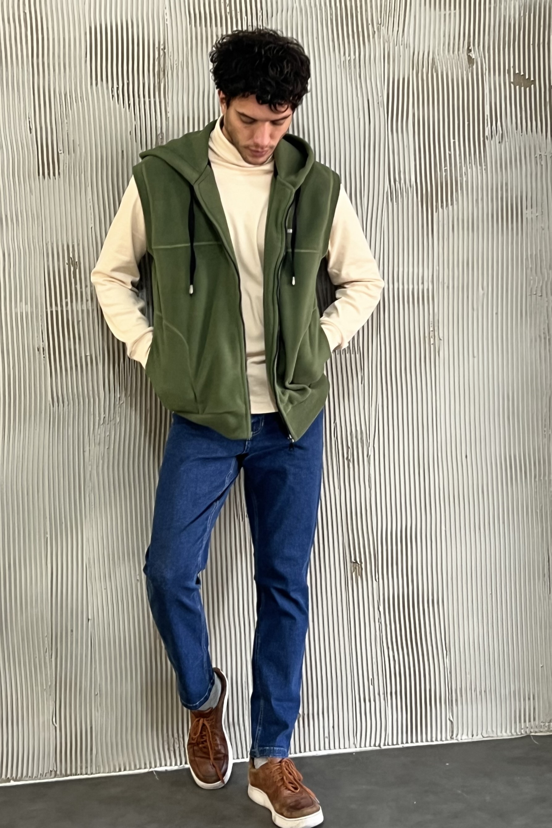 CHALECO POLAR CON CAPUCHA