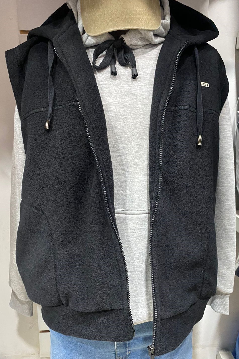 CHALECO POLAR CON CAPUCHA