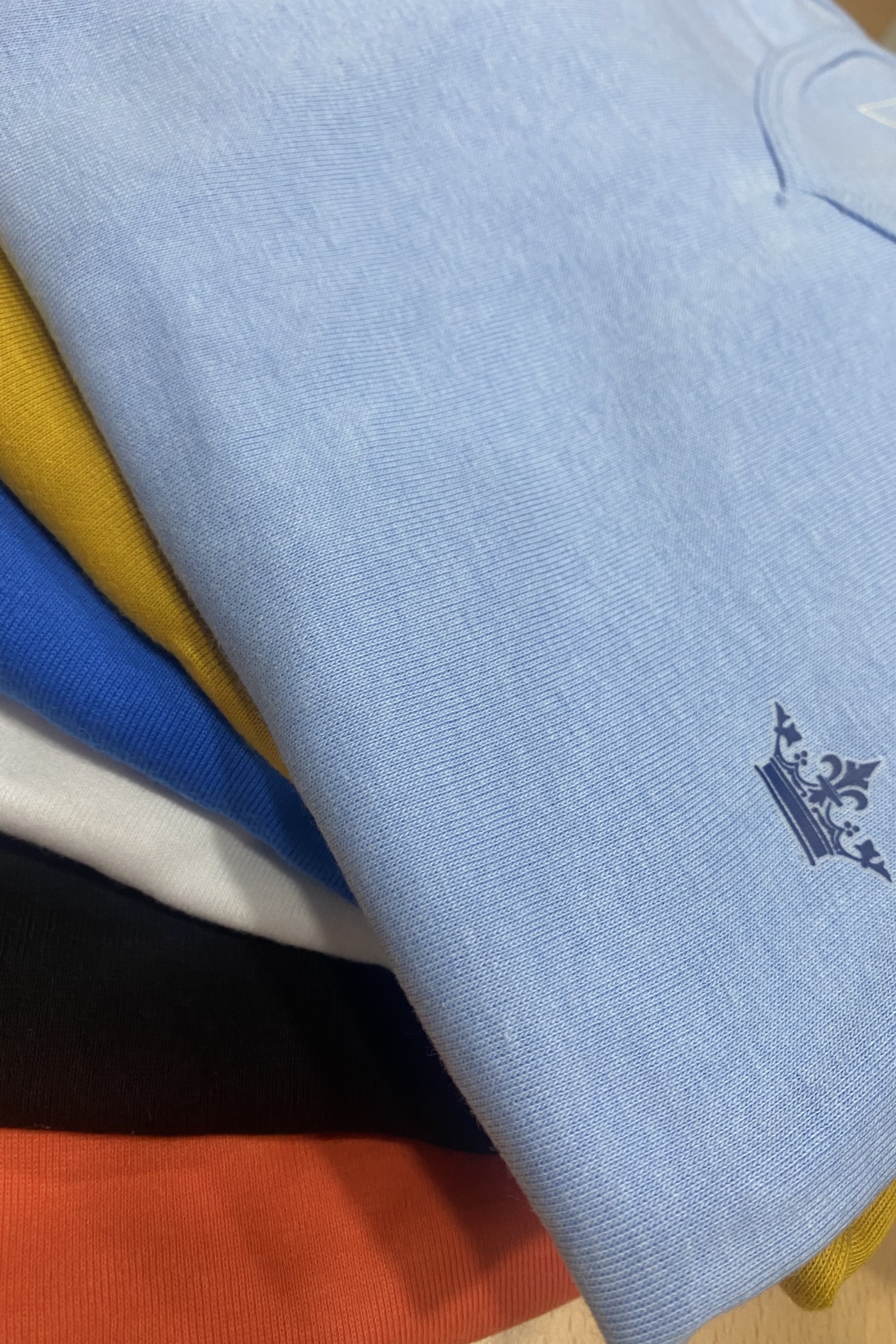 REMERA CUELLO V - TELA RIP