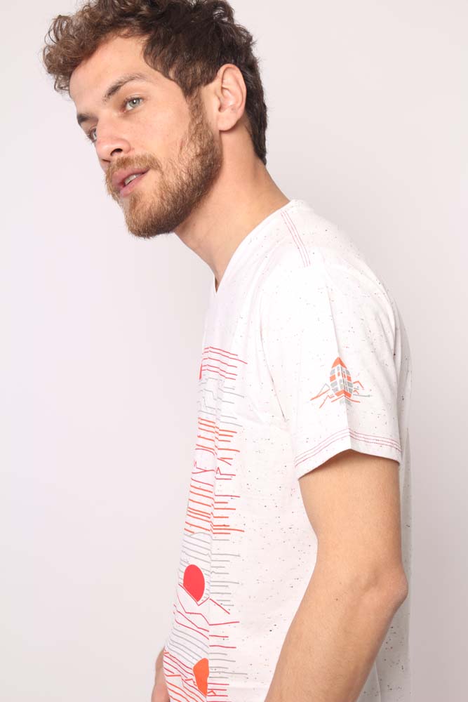Remera cuello V estampada sol