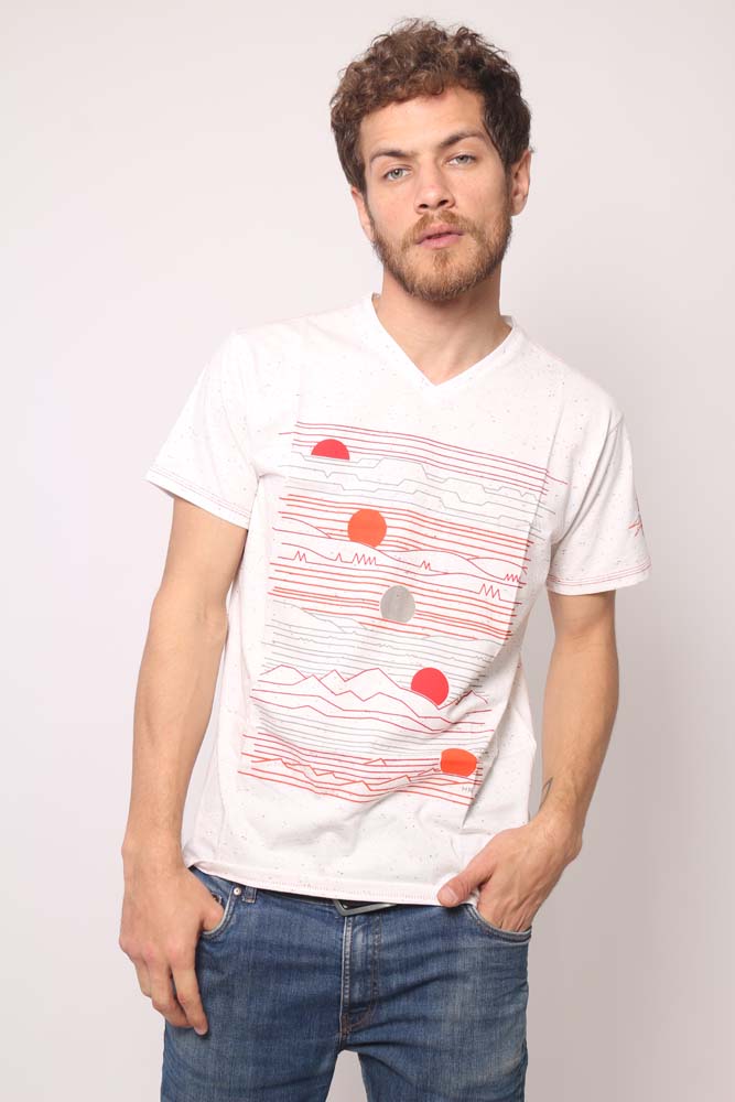 Remera cuello V estampada sol