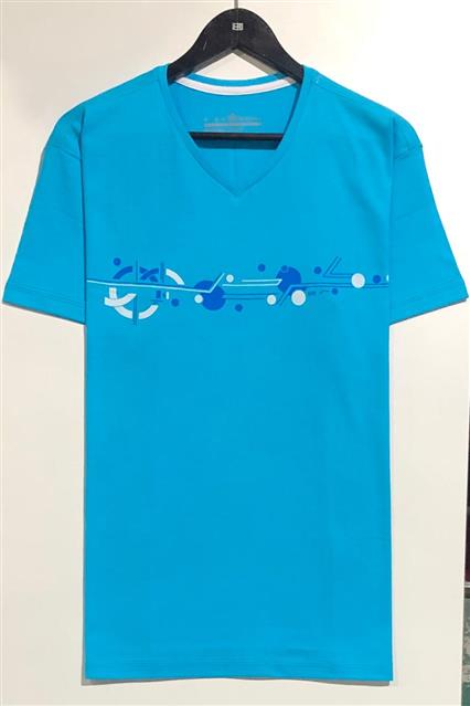 REMERA ENTALLADA C/V ESTAMPA GALAXIA